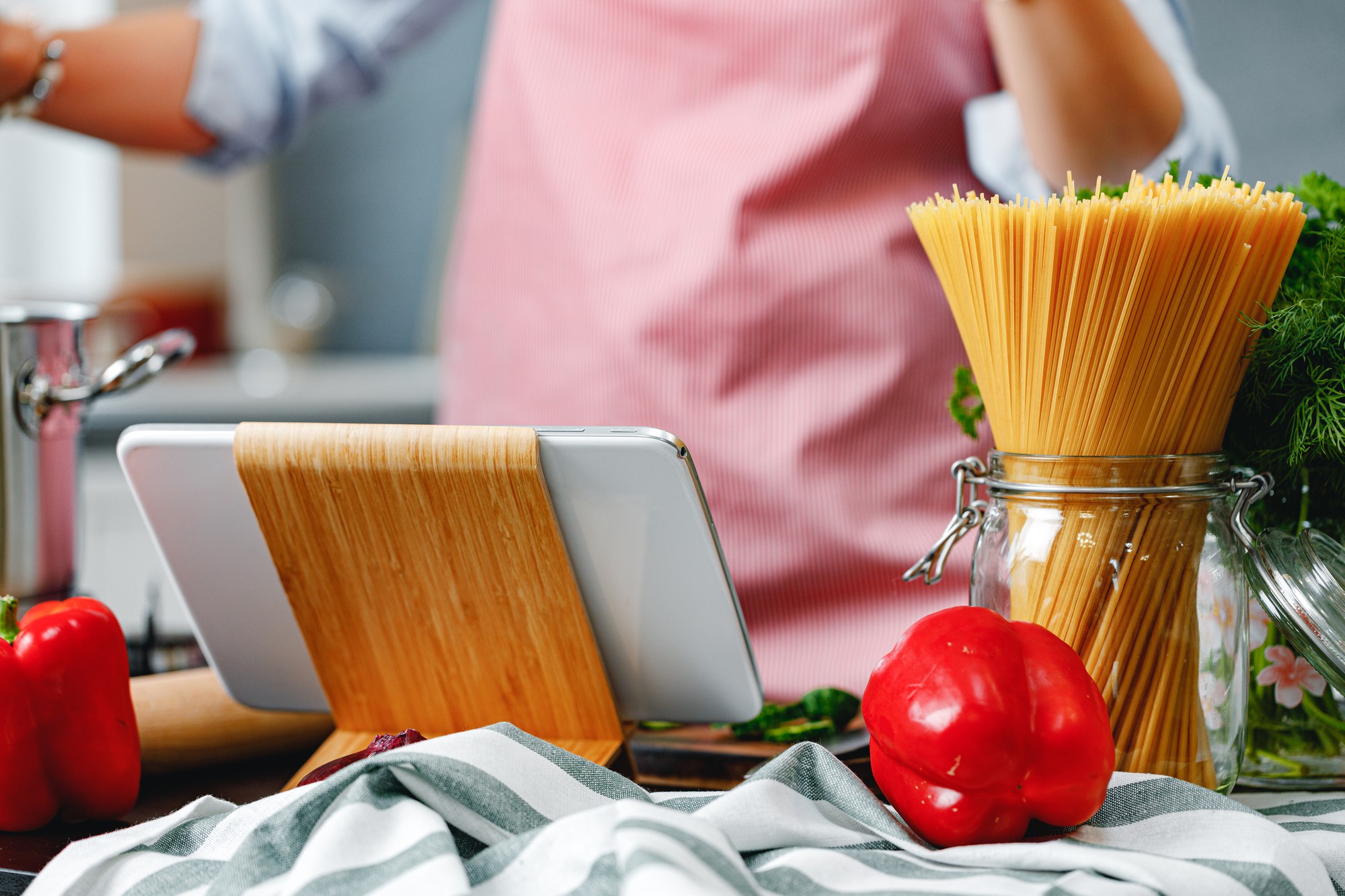 Interno di cucina professionale, banco di lavoro